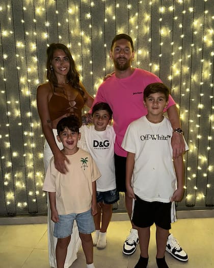 Antonela, Lionel, Ciro, Mateo y Thiago recibieron el nuevo año en Rosario (Foto: Instagram @antonelaroccuzzo)