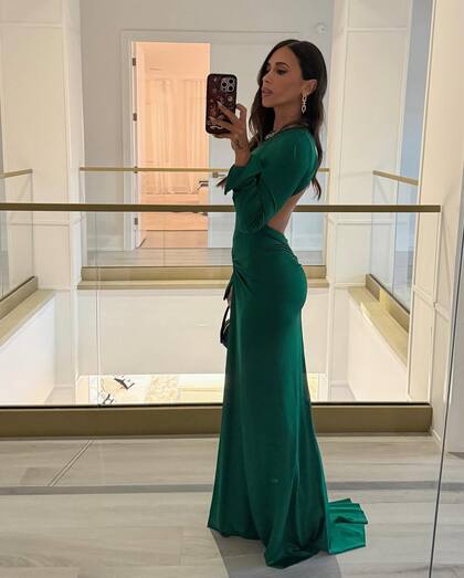 Antonela lució un vestido largo color verde de Victoria Beckham (Foto: Instagram @antonelaroccuzzo)