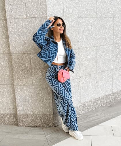 Antonela optó por un conjunto de denim en dos piezas