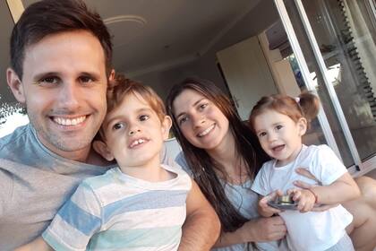 Antonela Pascolo y su familia, con sus hijos Tomás y Ana