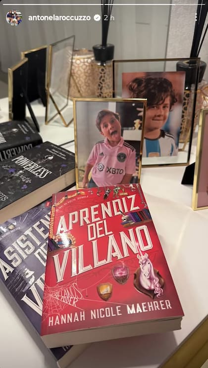 Antonela posee una gran colección de libros de fantasía