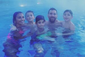 Messi compartió fotos de sus vacaciones familiares y el look de sus hijos causó furor