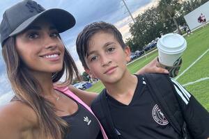 Antonela Roccuzzo acompañó a Thiago Messi en su partido