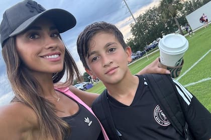Antonela Roccuzzo acompañó a Thiago Messi en su partido