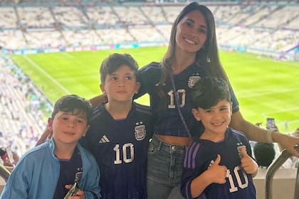 Antonela Roccuzzo aprovecha el tiempo en Qatar para salir a pasear con sus hijos Thiago, Mateo y Ciro