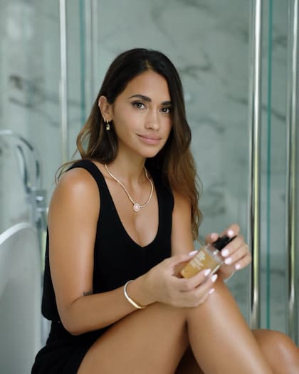 Antonela Roccuzzo, como embajadora de Freshly Cosmetics, comparte en redes sus secretos de belleza