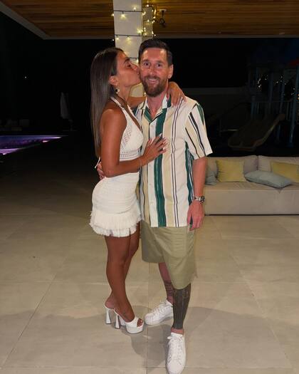 Antonela Roccuzzo compartió con sus 40 millones de seguidores en Instagram cómo recibió su “feliz 2025” junto a Lionel Messi en su casa de Rosario. A diferencia de la postal navideña que publicó una semana atrás, la influencer y el campeón del mundo no se mostraron junto a sus tres hijos, Thiago, Mateo y Ciro