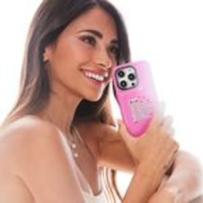 Antonela Roccuzzo con una de sus fundas para celular