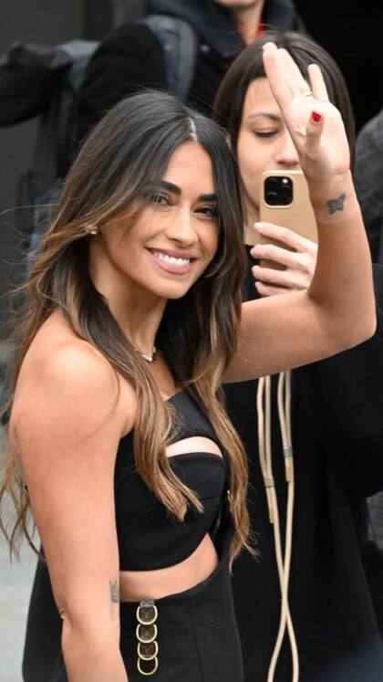 Antonela Roccuzzo deslumbró con su look total black (Fuente: Instagram/@dathhh)