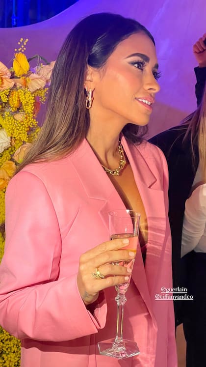 Antonela Roccuzzo deslumbró con su outfit en Europa