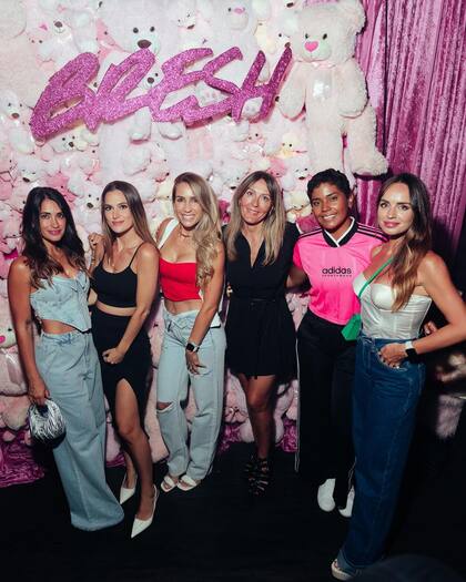 Antonela Roccuzzo, Elena Galera y Sofía Balbi posaron para la foto con amigas de María Becerra
