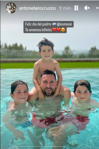 Antonela Roccuzzo eligió una imagen de Lionel Messi junto a sus tres hijos en la pileta