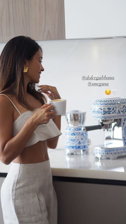 Antonela Roccuzzo enseñó la cafetera que le enviaron de regalo