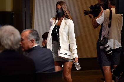 Antonela Roccuzzo, esposa de Messi, ingresa en el auditorio de Barcelona para la despedida