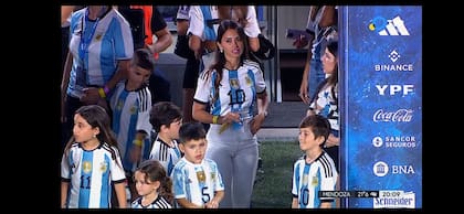 Antonela Roccuzzo estuvo en la cancha del Monumental minutos antes del inicio del partido de Argentina-Panamá