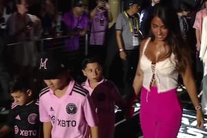 Antonela Roccuzzo ingresó a la cancha del Inter Miami con sus hijos y un detalle en el yeso de Ciro Messi conmovió a los argentinos