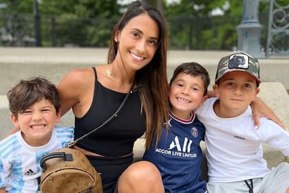 Antonela Roccuzzo, junto a sus hijos, antes del cambio de look (Foto: Instagram @antonelaroccuzzo)