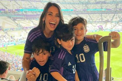 Antonela Roccuzzo junto a sus hijos en el Mundial de Qatar