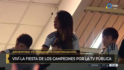 Antonela Roccuzzo, junto a sus tres hijos en el Monumental, para vivir la fiesta de la selección