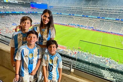 Antonela Roccuzzo junto a sus tres hijos, Thiago, Mateo y Ciro Messi en el MetLife Stadium, donde Argentina jugó la semifinal ante Canadá.