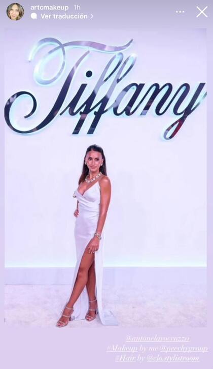 Antonela Roccuzzo lució un vestido plateado con tajo y escote para el evento de Tiffany (Foto: Instagram @artcmakeup)