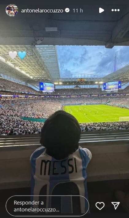 Antonela Roccuzzo mostró a Ciro, su hijo más pequeño, observando el partido de la selección argentina