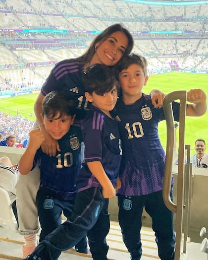 Antonela Roccuzzo posó junto a sus hijos, Mateo, Ciro y Thiago Messi