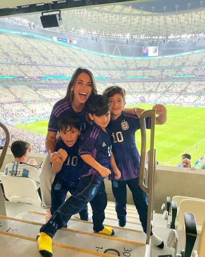 Antonela Roccuzzo posó junto a sus hijos, Mateo, Ciro y Thiago Messi en el partido de Argentina frente a Croacia