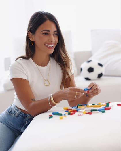Antonela Roccuzzo se mostró feliz en la sesión de fotos con los ladrillos de encastre para niños en el marco d ela Navidad