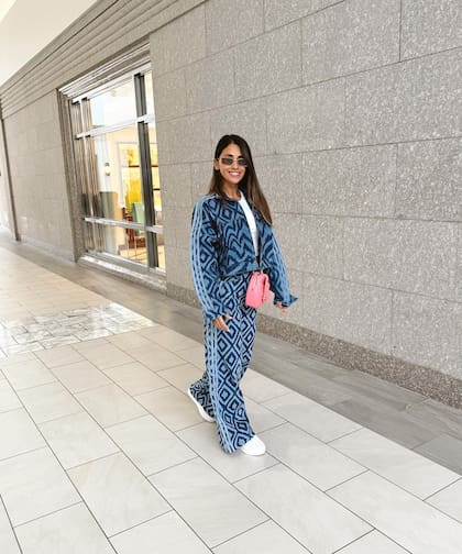 Antonela Roccuzzo sumó un costoso accesorio a su look, una cartera en forma de corazón de la marca Channel