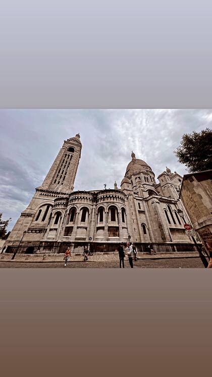 Antonela Roccuzzo visitó la Basílica del Sagrado Corazón de Montmartre (París)