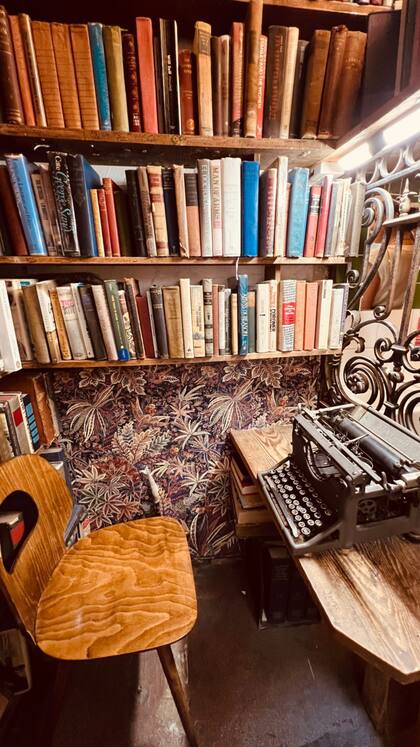 Antonela Roccuzzo visitó la clásica librería parisina Shakespeare and company