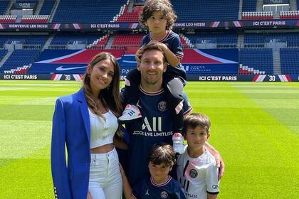 Antonela Roccuzzo y Lionel Messi con sus tres hijos en el Parque de los Príncipes