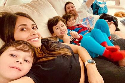 Antonela Roccuzzo y Lionel Messi con Thiago, Mateo y Ciro