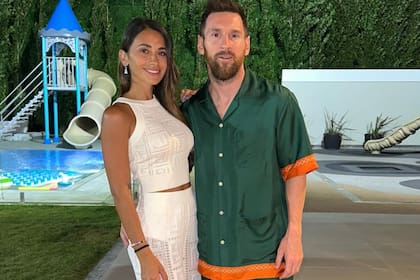 Antonela Roccuzzo y Lionel Messi eligieron particulares outfits para recibir el Año Nuevo
