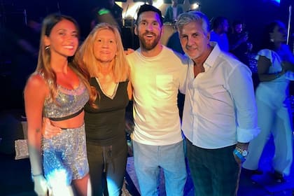 Antonela Roccuzzo y Lionel Messi en la fiesta junto a los padres de él, Celia y Jorge (Foto: Instagram @jorge.sole)