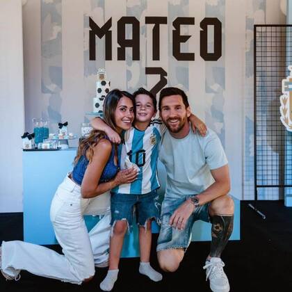 Antonela Roccuzzo y Lionel Messi en los festejos temáticos de su hijo del medio, Mateo, que cumplió 7 años