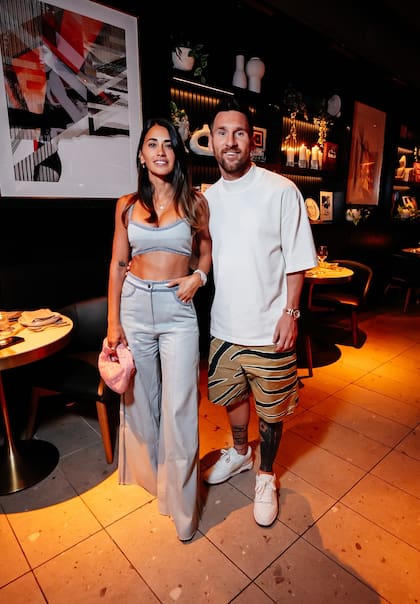 Antonela Roccuzzo y Lionel Messi en The Amalfi Llama, el restaurante en Miami al que van a comer junto con sus hijos