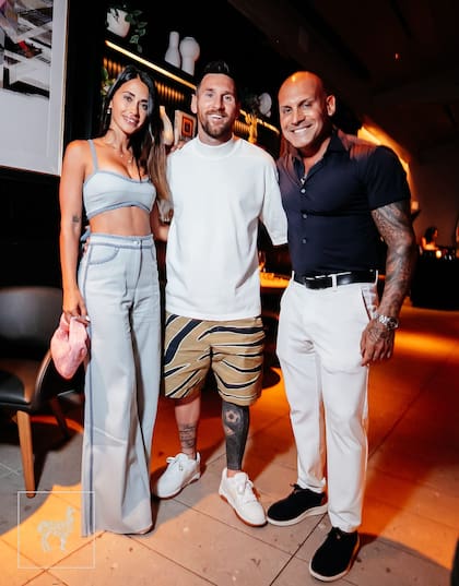 Antonela Roccuzzo y Lionel Messi junto a Javier Banchero, el rosarino dueño de The Amalfi Llama