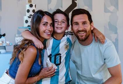 Antonela Roccuzzo y Lionel Messi junto a su segundo hijo, Mateo