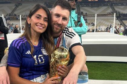 Antonela Roccuzzo y Lionel Messi posan con la Copa del Mundo