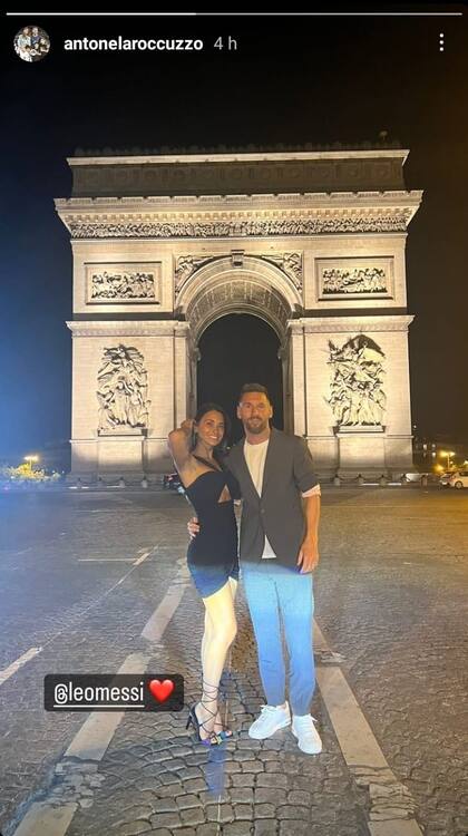 Antonela Roccuzzo y Lionel Messi posando junto al Arco del Triunfo de París. Foto/Instagram: @antonelaroccuzzo