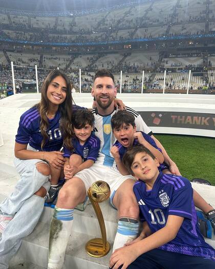 Antonela Roccuzzo y Lionel Messi posaron con sus hijos Ciro, Mateo y Thiago tras la victoria de la selección argentina en el Mundial de Qatar