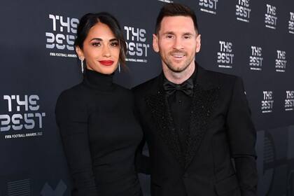 Antonela Roccuzzo y Lionel Messi posaron juntos en la gala del The Best