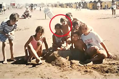 Antonela Roccuzzo y Lionel Messi, en el centro de la imagen, durante unas vacaciones en Punta Mogotes