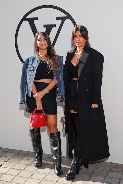 Antonela Roccuzzo y su gran amiga Daniella Semaan (libanesa, casada con el futbolista Cesc Fabregas, ex compañero de Leo Messi en el Barcelona) fueron juntas al desfile de Louis Vuitton para ver la colección Womenswear Spring/Summer 2023 (Photo by Marc Piasecki/WireImage)