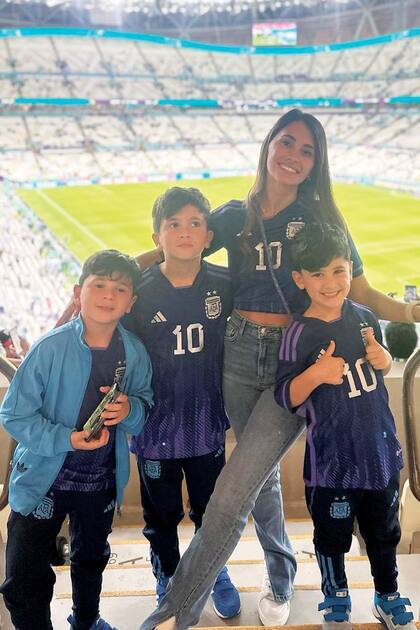 Antonela Roccuzzo y sus hijos Thiago, Mateo y Ciro.
