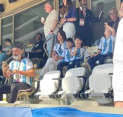 Antonela Roccuzzo y Thiago, Mateo y Ciro Messi en el estadio Lusail