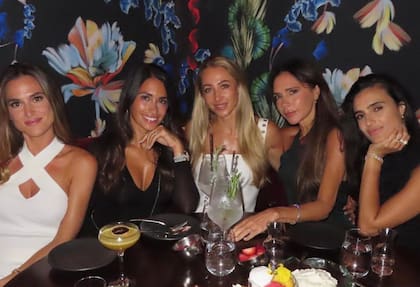 Antonela Roccuzzo y Victoria Beckham durante una de sus "noches de chicas" en Miami