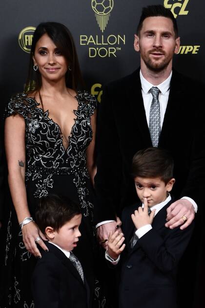 Antonela Rocuzzo, Lionel Messi, junto a Mateo y Thiago, dos de sus hijos.